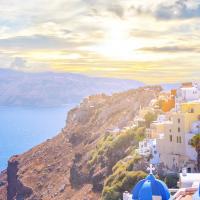 Vue sur la mer Égée depuis l'un des villages de l'île de Santorin en Grèce